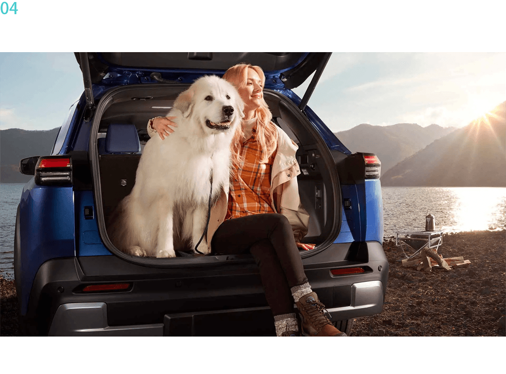 04　大開口・大容量の、機能とゆとりに満ちたカーゴルーム。ゴルフバッグ４個や大型のドックゲージも収納できる積載力に加え、足の動きだけで開閉できるバックドアやフック類など便利な機能も搭載。多彩なライフスタイルに応える使いやすさを実現しています。