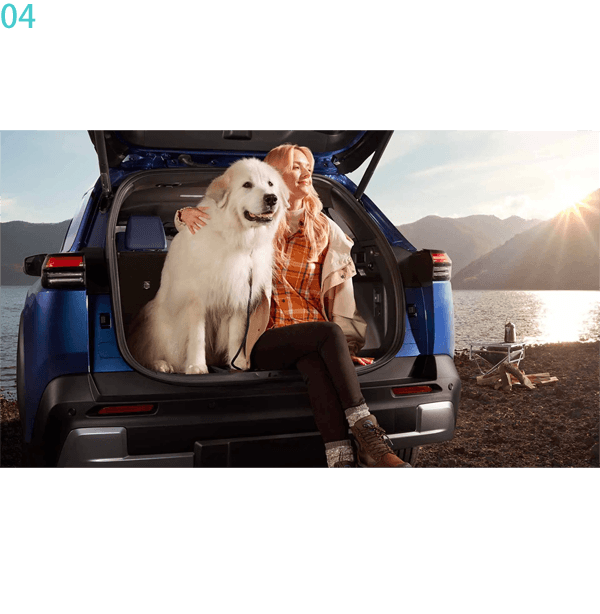 04　大開口・大容量の、機能とゆとりに満ちたカーゴルーム。ゴルフバッグ４個や大型のドックゲージも収納できる積載力に加え、足の動きだけで開閉できるバックドアやフック類など便利な機能も搭載。多彩なライフスタイルに応える使いやすさを実現しています。